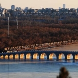 北京颐和园十七孔桥冬至日“金光穿洞”景观